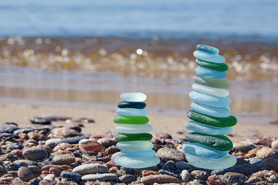 Gläserne Steine an einem Strand