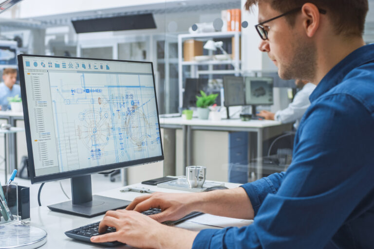Technischer Zeichner beim Arbeiten an einem Projekt