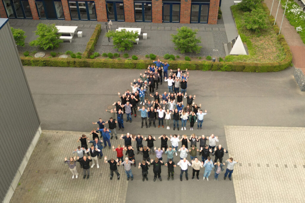 Spaleck Logo aus Mitarbeitern auf dem Hof des Unternehmens