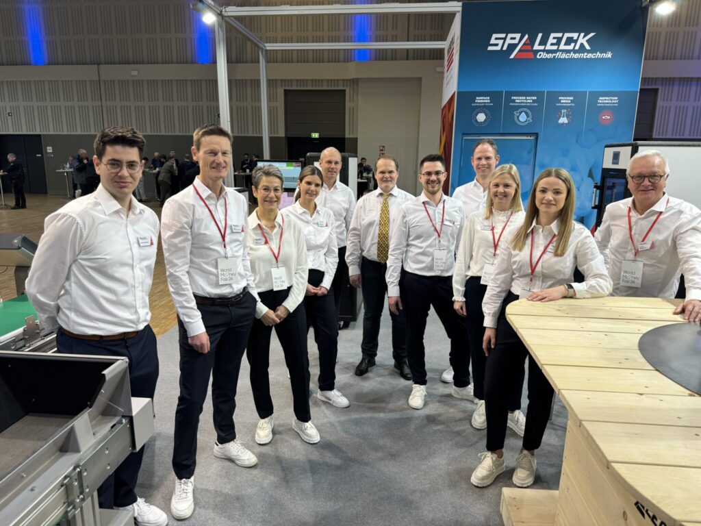 Team von Mitarbeitern von Spaleck Oberflächentechnik bei der World Money Fair 24 Messe