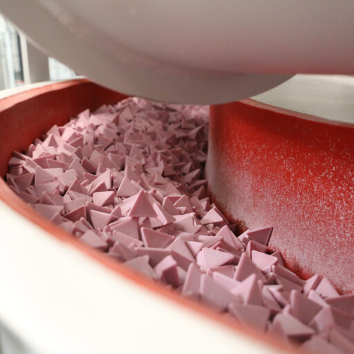 Detailaufnahme einer Maschine mit Schleifkörpern für die Druckgussindustrie von Spaleck Oberflächentechnik