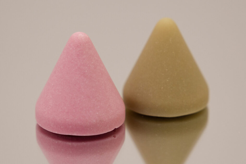 Detailaufnahme Kunststoffschleifkörper verschiedener Schleifstärken Kegel von Spaleck Oberflächentechnik