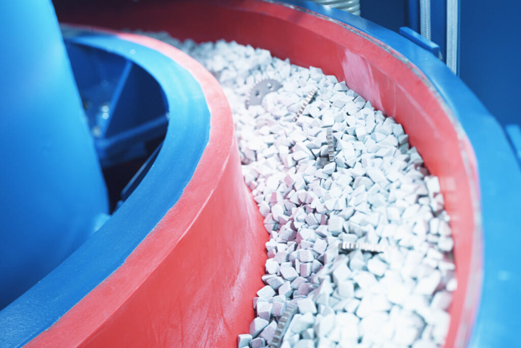 Gleitschleiftechnik Gleitschleifanlagen mit Schleifkörpern in Detailansicht von Spaleck Oberflächentechnik