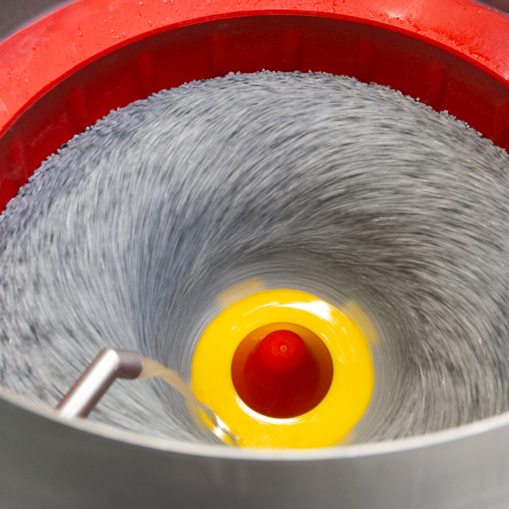 Nahaufnahme Arbeitsbehälter einer Fliehkraftanlage von Spaleck Oberflächentechnik