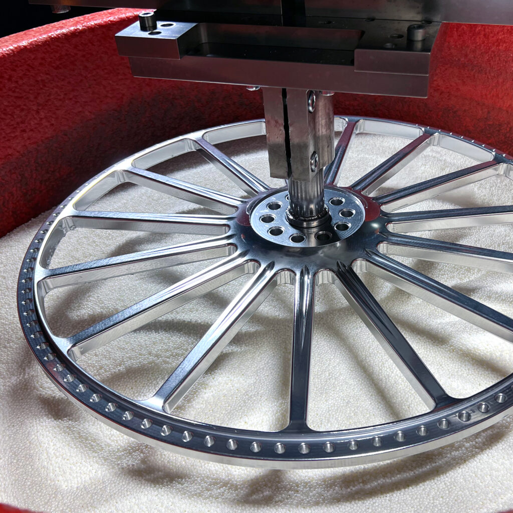 Nahaufnahme Arbeitsbehälter einer Hochfrequenzanlage von Spaleck Oberflächentechnik